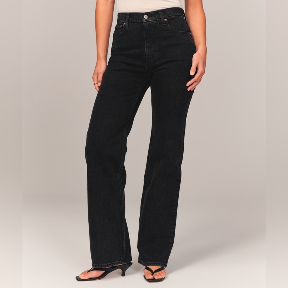 Abercrombie & Fitch Curve Love High Rise 90s
Relaxed Jean in Black
